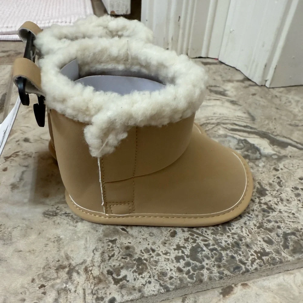 NWT size 0-3 months CartersTan Faux Fur Lined Boots